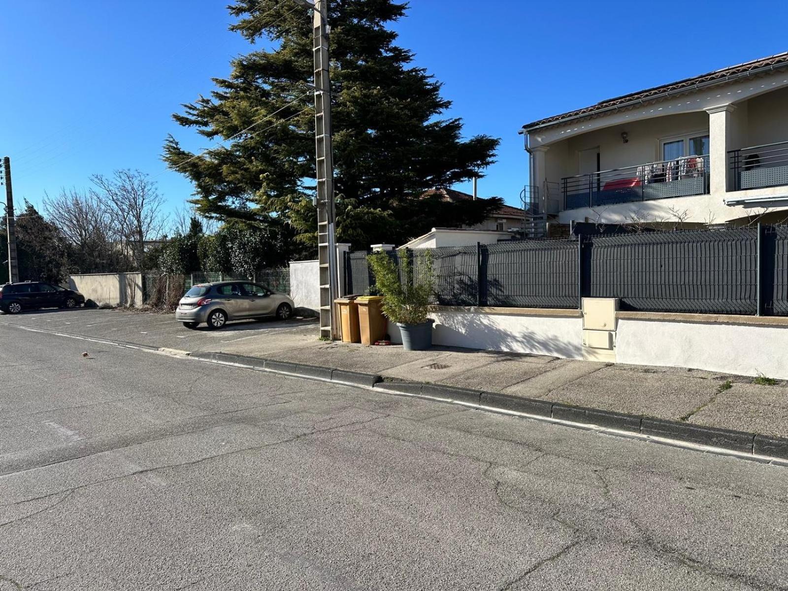 Appartement T2 Avec Terrasse Et Cour Cavaillon Zewnętrze zdjęcie