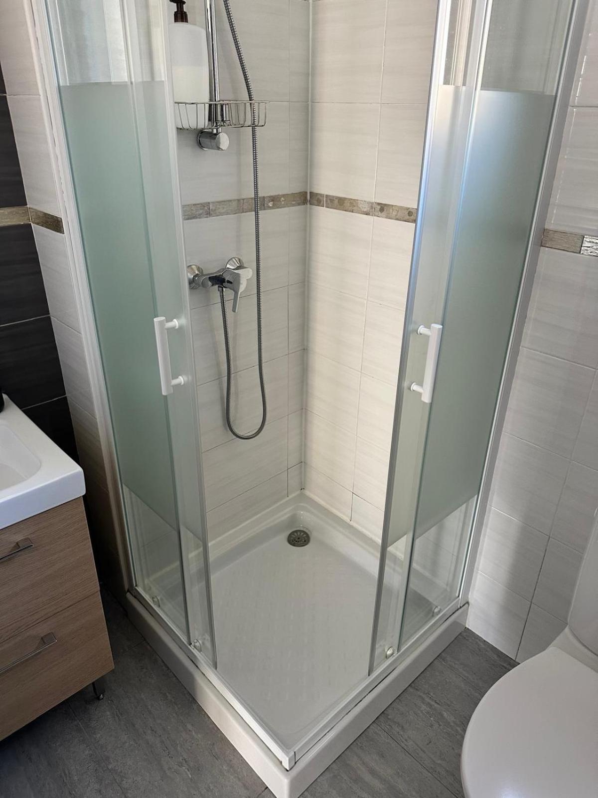 Appartement T2 Avec Terrasse Et Cour Cavaillon Zewnętrze zdjęcie