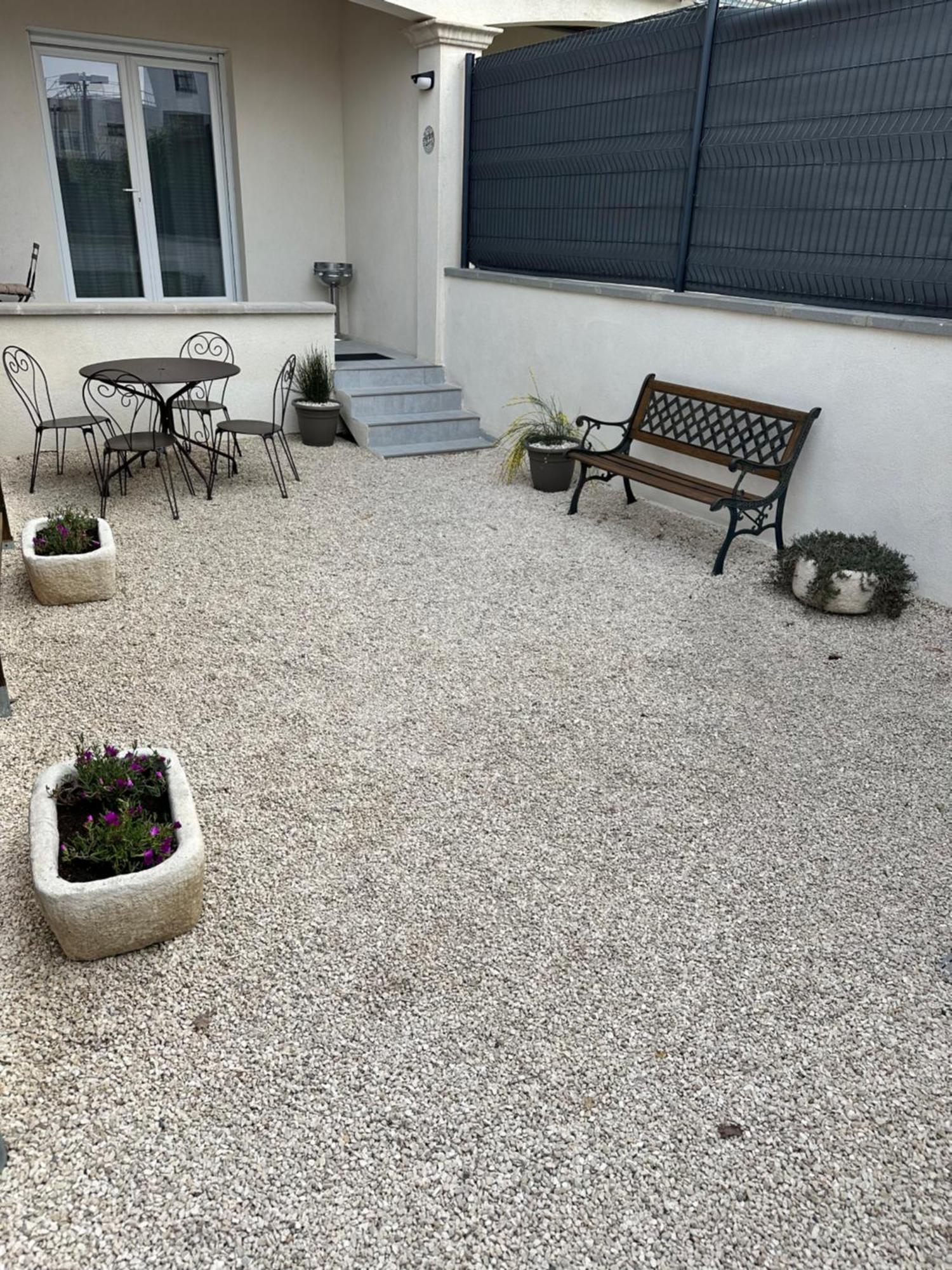 Appartement T2 Avec Terrasse Et Cour Cavaillon Zewnętrze zdjęcie