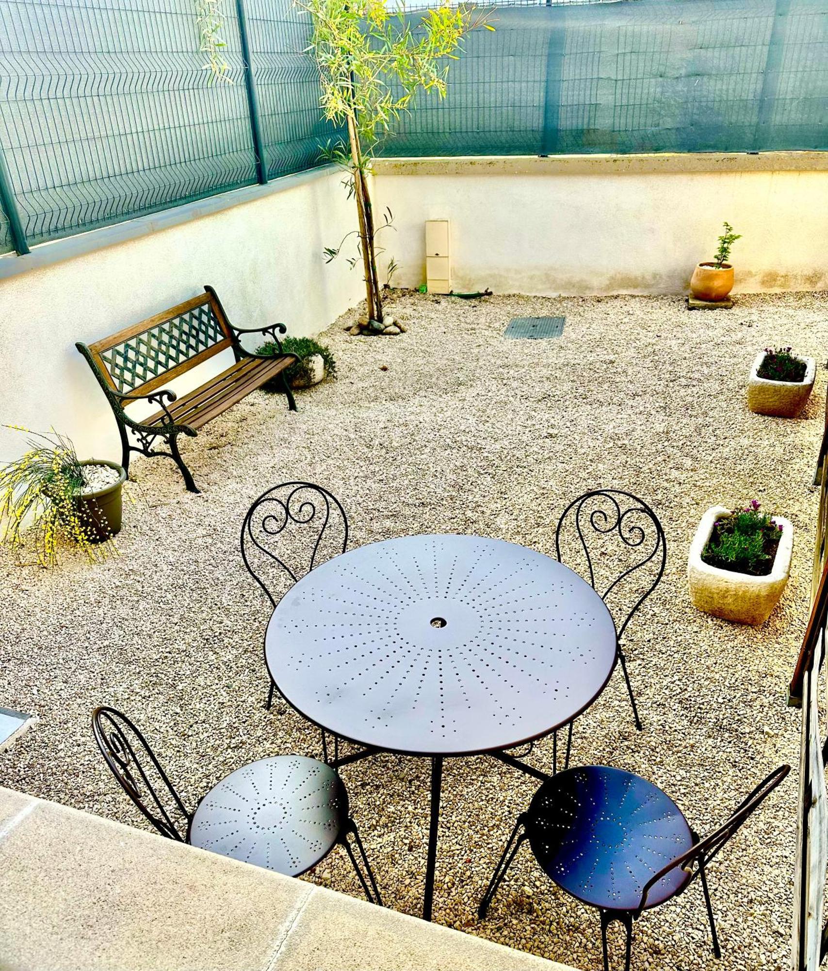 Appartement T2 Avec Terrasse Et Cour Cavaillon Zewnętrze zdjęcie